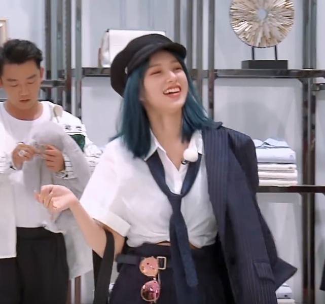 奔跑吧兄弟：奔跑吧：男生给女生选衣服，baby可爱，何穗高级，程潇最抢镜