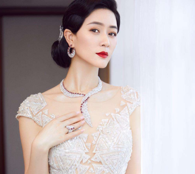 她21岁出道,31岁嫁豪门,39岁继承老公百亿家产,今45岁仍宛如少女