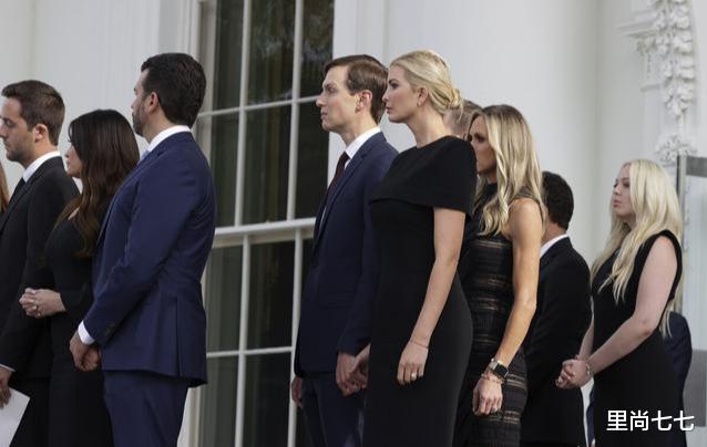 特朗普|弟弟葬礼特朗普一家送别！梅拉尼娅踩红底鞋，幼子站前排长子靠后