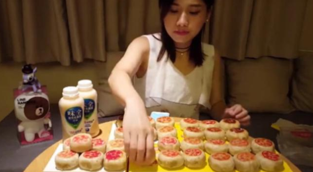密子君|密子君吃60个“鲜肉月饼”，吃到最后却穿帮了，直接掉粉70万！