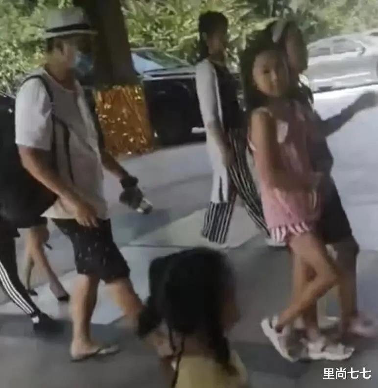 张嘉译@张嘉译一家三口出游,9岁女儿正脸超像爸,穿搭低调名字却有深意