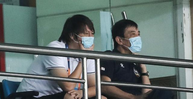 国足|新国足27人名单浮现：7大悍将落选，两神锋驰援，中场一人成亮点