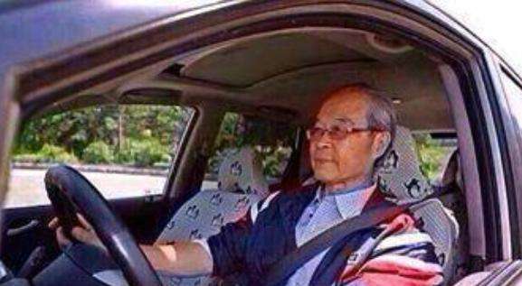 李嘉诚司机有多牛？开车30年却成为亿万富豪，白给200万都不要