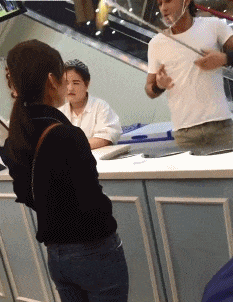 小姨子|恕在下不懂事，妹子你的这手势我真还没有读懂啊。?哈哈哈哈
