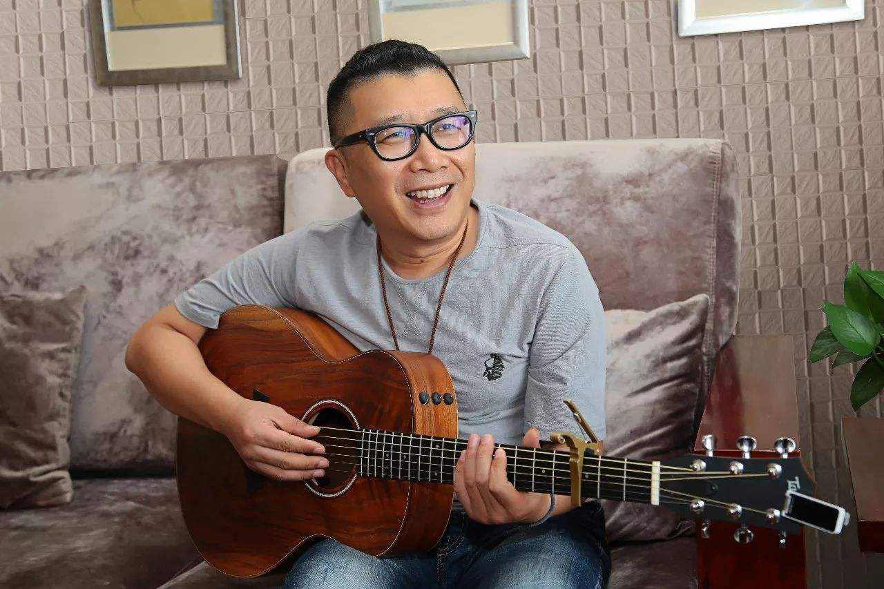 「庞龙」曾4次登上春晚，凭借一首歌狂赚2个亿，因拒绝唱成名曲遭封杀