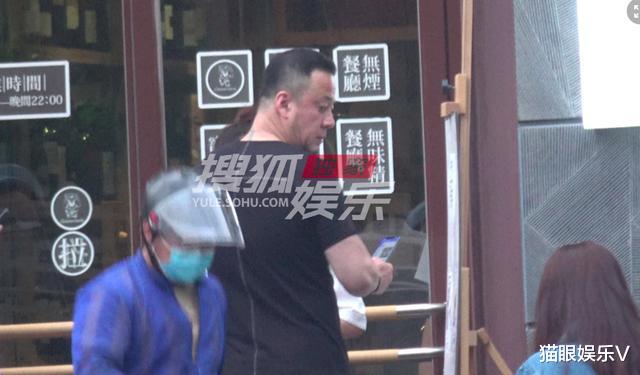 杨坤|47岁杨坤独自就餐太孤单，现身小饭馆无人理，面容憔悴发福显老态