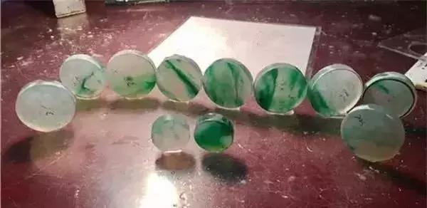 [飘花翡翠]高冰飘花翡翠被大叔“大胆”全做了平安扣，围观者偷笑奇蠢如猪，