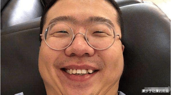 「李诞」李诞娶到黑尾酱很正常,大学时期的他有个外号,叫“蔡徐坤第二”