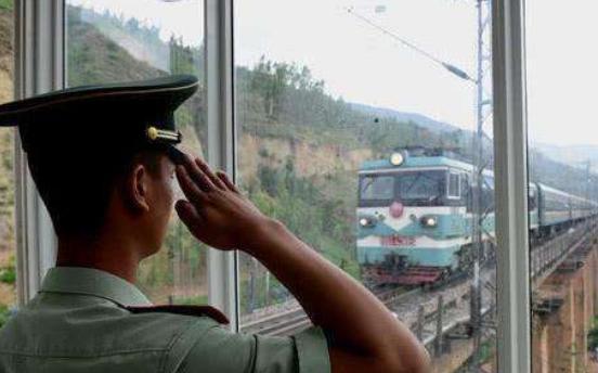 趣观历史|55年前，一士兵意外掉入40多米深桥墩，此后火车经过都要鸣笛致敬