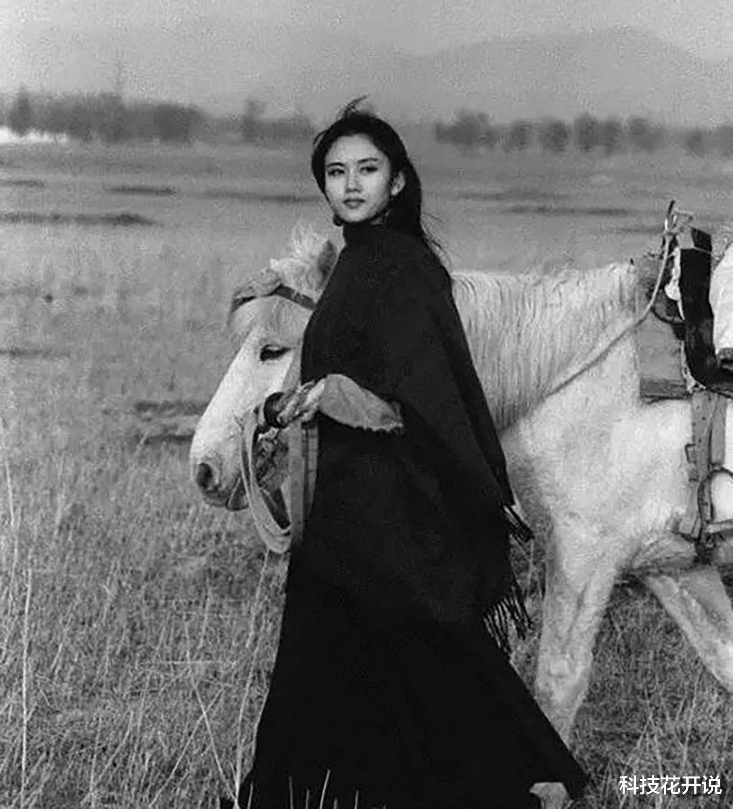 成龙|无法重拍的瞬间：吸烟的张曼玉，跑龙套的成龙，与秦汉在海边戏水的林青霞