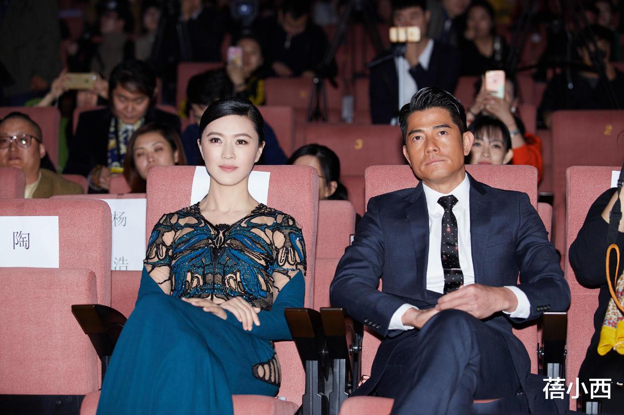 田海蓉|田海蓉有“料”又敢穿，镂空连衣裙扎低马尾亮相，转身侧边好惊艳