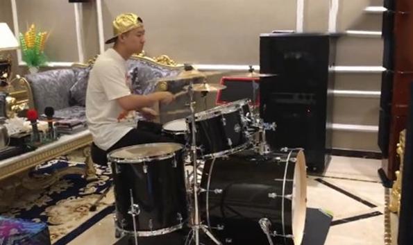 ktv：曹云金晒出自己家豪宅，装修还用了金箔，硬是把自己家装修成KTV