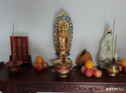 「」阳台万万不要放这几样东西，有钱人都给住穷了，财神爷见了绕道走