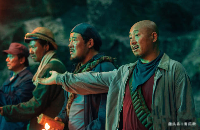 胡明@“李春来”和“马大胆”收工后同桌喝酒，地方简陋难挡两人好心情