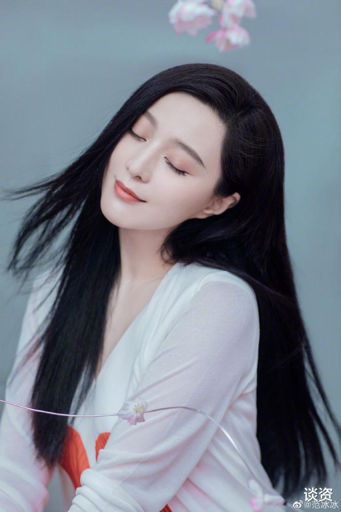 范冰冰@范冰冰穿半透视装拍照，胸部图案引人关注，评论区好评如潮