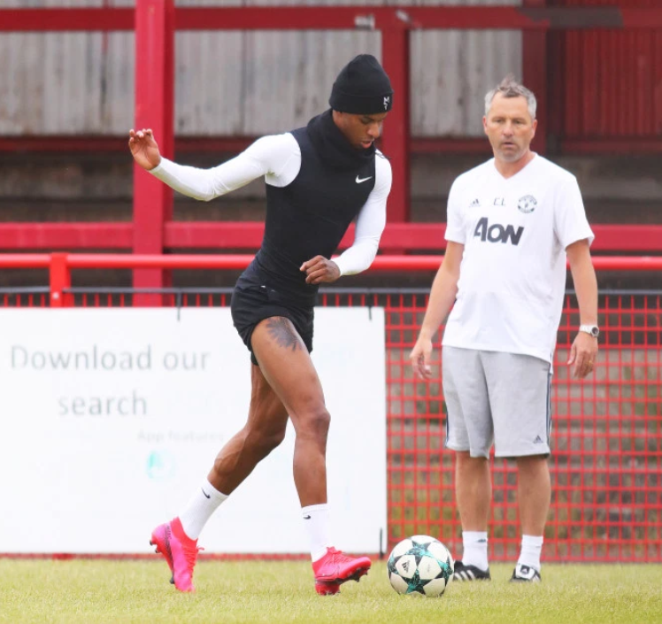 「曼联」红魔回归！曼联妖星已恢复有球训练，全队重返卡林顿体检预备重启