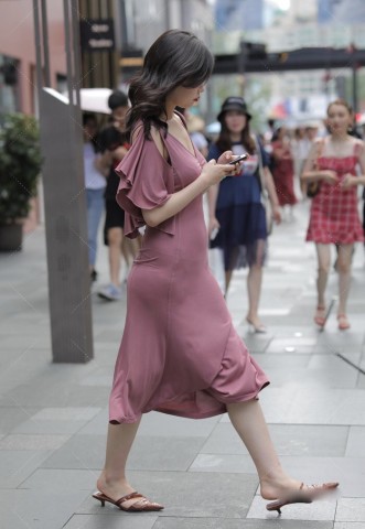 穿衣搭配|美女穿搭粉色裹身裙格外有魅力，上衣设计搭配短发气质和魅力双赢