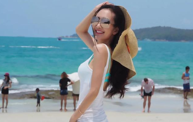 王鸥|王鸥“真人”长什么样？看了她17年前选美赛照，这是一个人吗？