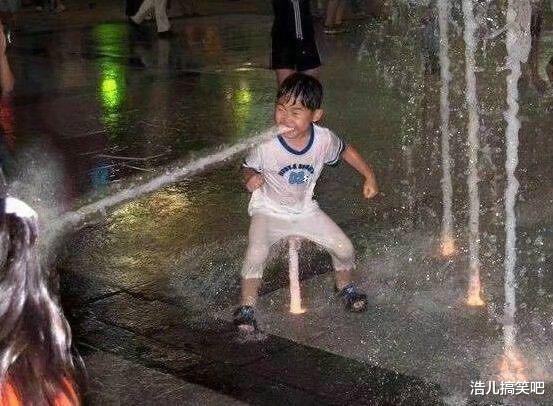 |一男子马拉松裤子摩擦磨破了,局部漏红了,大姐笑的好灿烂!哈哈哈