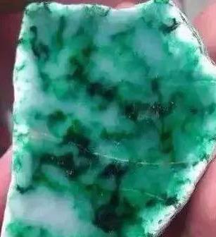 「翡翠」100块买下切垮的边角料，捣鼓下白赚3万！