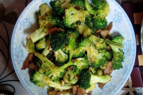 『西兰花』炒西兰花，有人焯水也有人直接炒，都错了！大厨：这才是正确做法