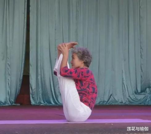 |中国瑜伽奶奶真惊人!年逾70依旧精力充沛,倒立、一字马信手拈来
