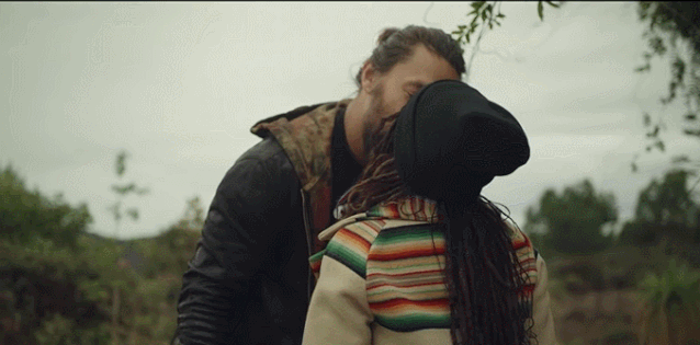 lisa|真·海王宠妻13年,为老婆修车视频红爆油管:梁正贤连给他提鞋都不配!