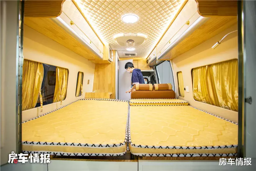 房车|新款大通房车卖20多万，车尾带阳台厕所能变大，设计够独特！