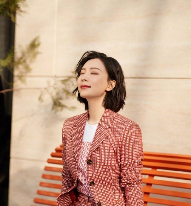 穿衣搭配|中年女性不想显老,这5个方面要讲究,摆脱\中年感\毫不费力