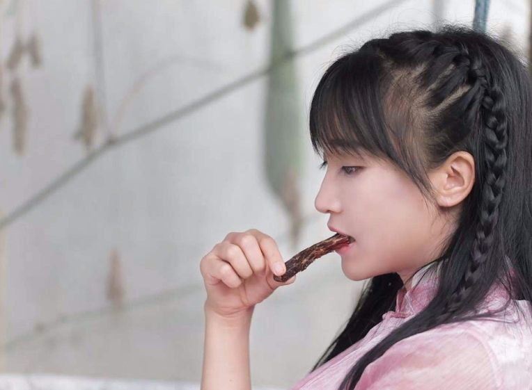 「土豆」李子柒做的“牛肉干”能吃吗？看到无滤镜食物，网友：送我也不吃