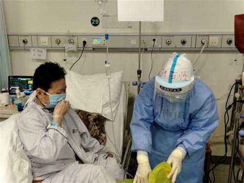 「」重症治愈是“陪”出来的:呼吸治疗师与94岁新冠肺炎夫妻的33天