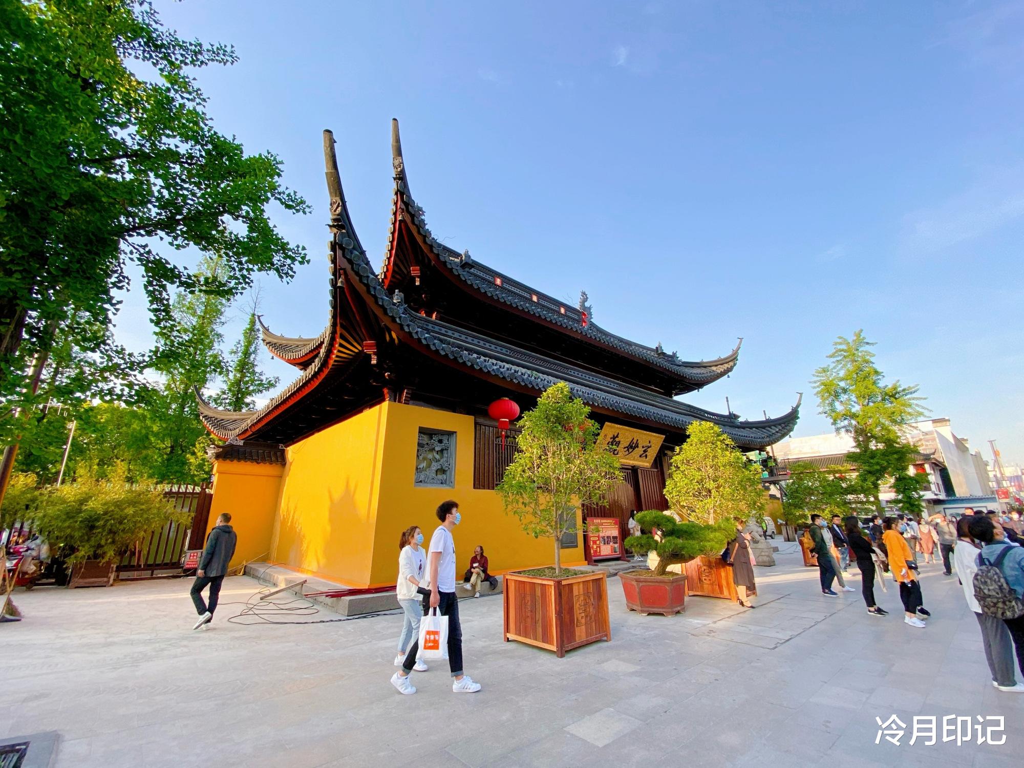「苏州」苏州最繁华的商业步行街，因一座道观得名，人气很旺的老字号街区