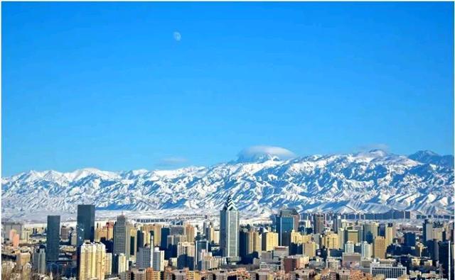 洛杉矶■乌鲁木齐是离雪山最近的城市了吧，神似洛杉矶，但比之更加科幻
