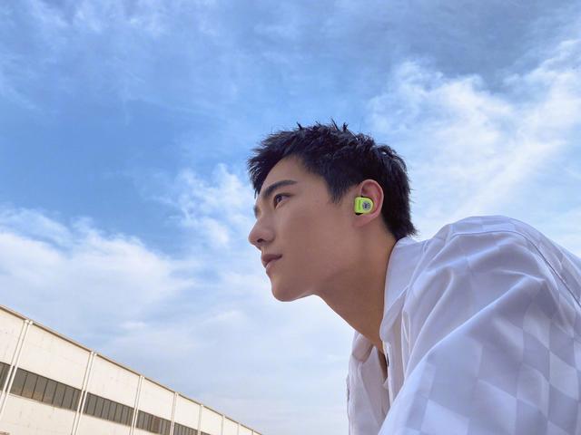 『穿衣搭配』杨洋工作室发布最新动态，白衬衫搭配短发，造型清爽活力十足