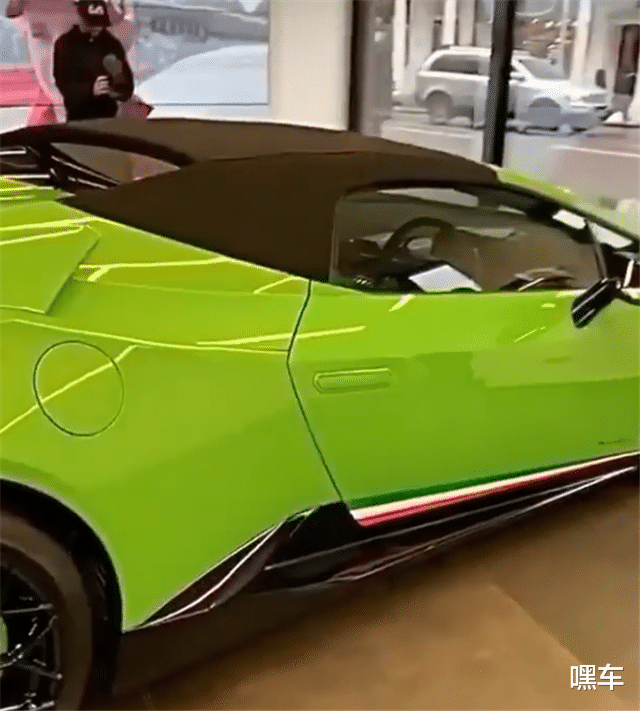 「兰博基尼」“柠檬绿”兰博基尼敞篷，落地410万，车主90后，还是某集团千金