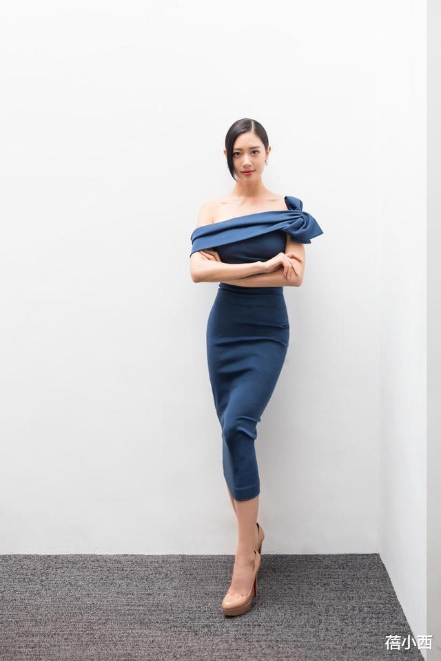 「连衣裙」克拉拉又穿一字肩连衣裙，这次扎低马尾辫，侧分刘海更有高级感