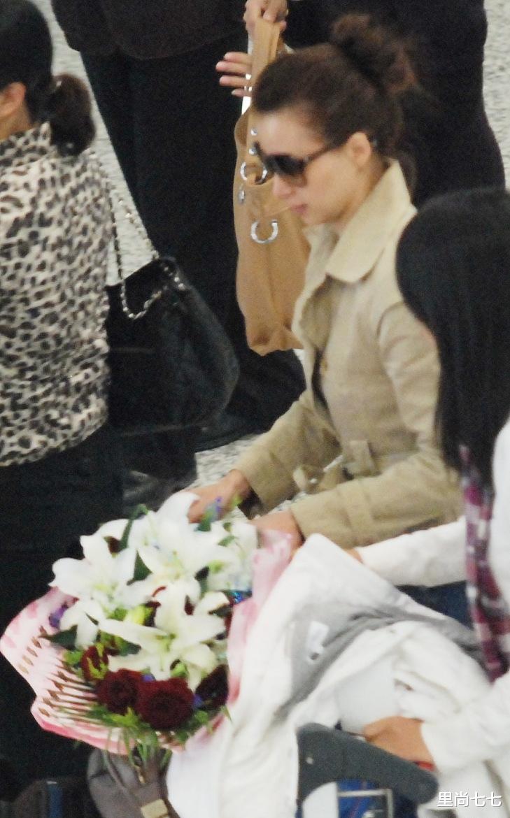 【董卿】董卿现身走机场，扎丸子头穿小风衣比例惊人，助理跟随超有明星范