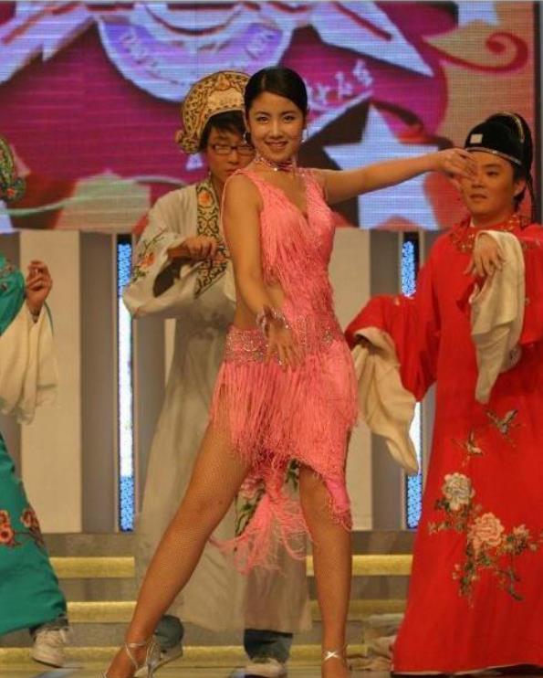 曹嘉睿|因漂亮被赵本山力捧,却拒绝无理要求遭封杀,如今34岁回农村教书