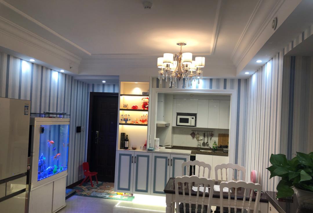 |她家108平精装房改造成地中海风格，墙面贴条纹的壁纸让人羡慕！