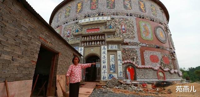 苑燕儿|住在茅草屋里不起眼的中国老太太，用5年花了6000万造了一座瓷宫