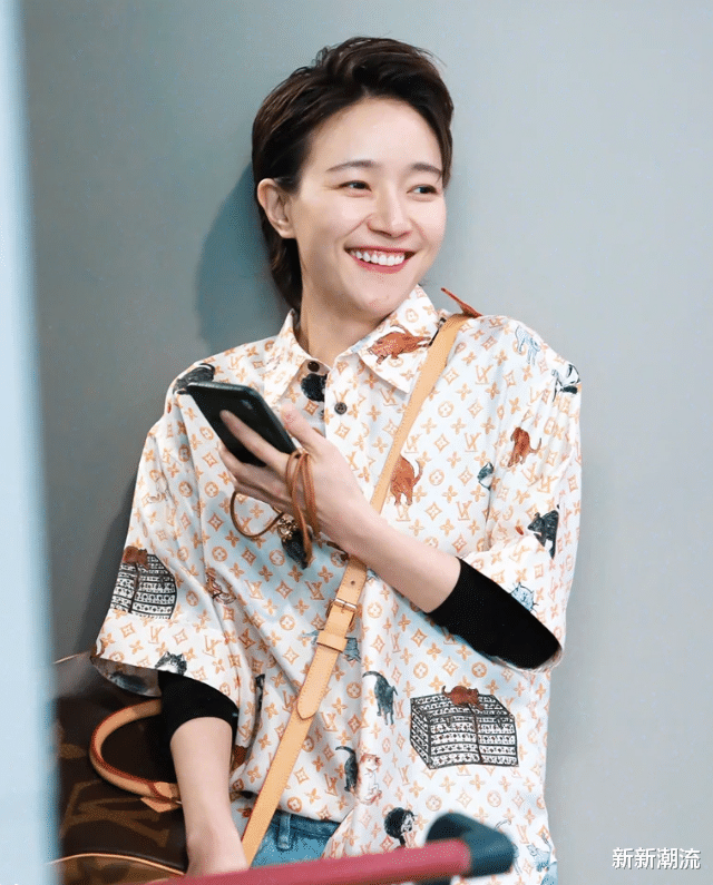 「短发」本以为焦俊艳只适合短发,看到长发的她,怕是男粉都忍不住心动