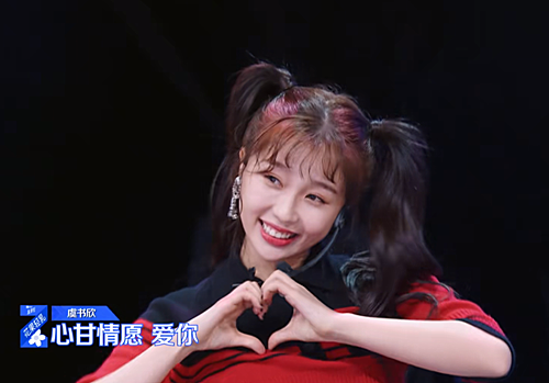 虞书欣：虞书欣的“黑色美甲”火了，当她抬起手那一刻，网友：太潮了！