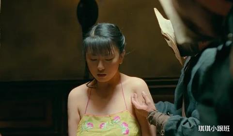 『电影』女子第一次演戏“肚兜”就被扯飞，导演都没想到，网友：画面回味无穷