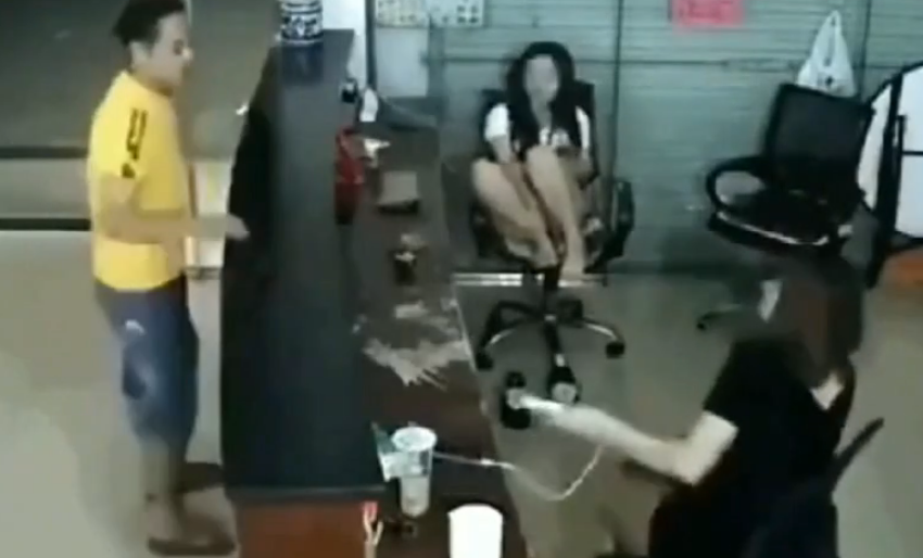 话晴空|男子足疗店闹事，被四位女子围殴，网友：这群女人真彪悍！