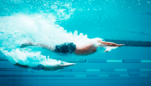 半岛晨报|大连75岁退休教师游泳时被海浪卷走,绝望之时被人推上岸