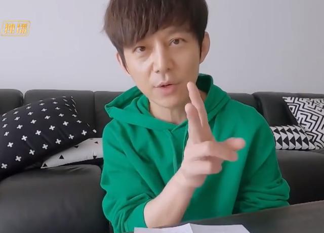 「何炅」为啥说留刘海减龄？看到何炅掀起刘海那刻，“发际线”让人意外！