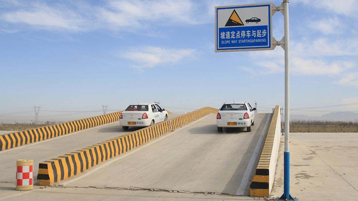 「动力」新手学车半坡起步难，告诉你该怎么踩离合器