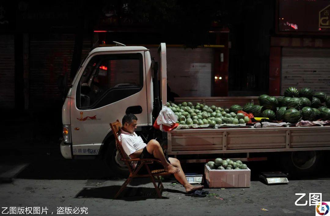 医院：实拍路灯下的谋生者：小夫妻带两个孩子摆摊，一晚挣百余元