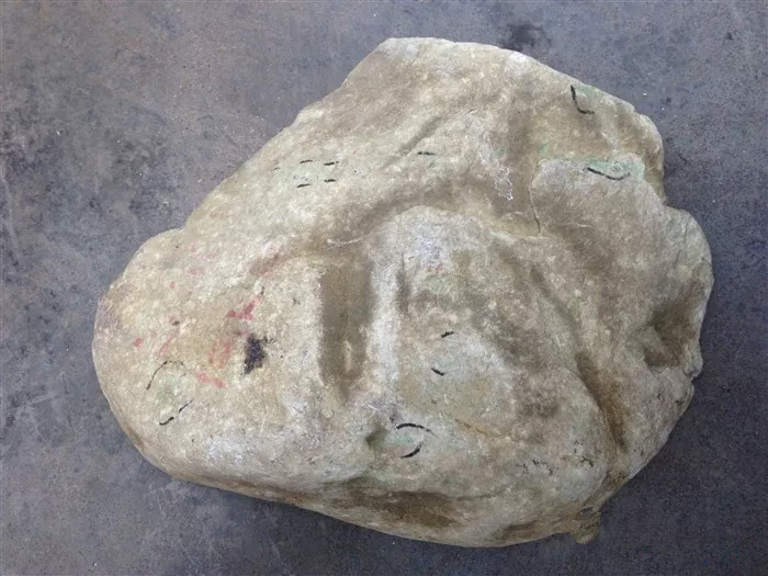 「」放地摊十年的翡翠原石无人顾问，夫妻当场血本买下，切开乐不思蜀