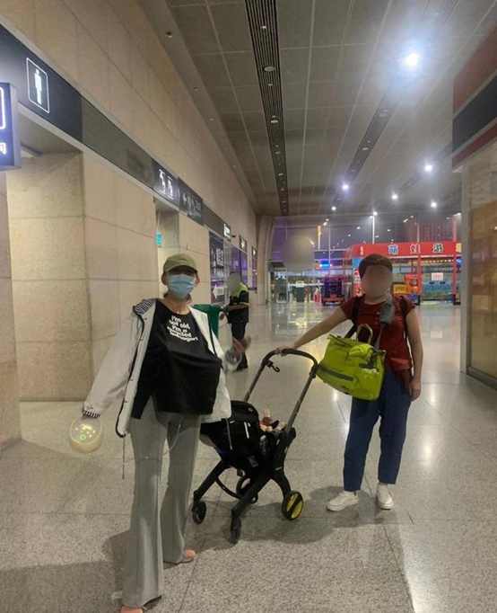 热依扎|34岁热依扎带娃拍戏，边走路边吸奶显憔悴，孩子父亲身份成谜